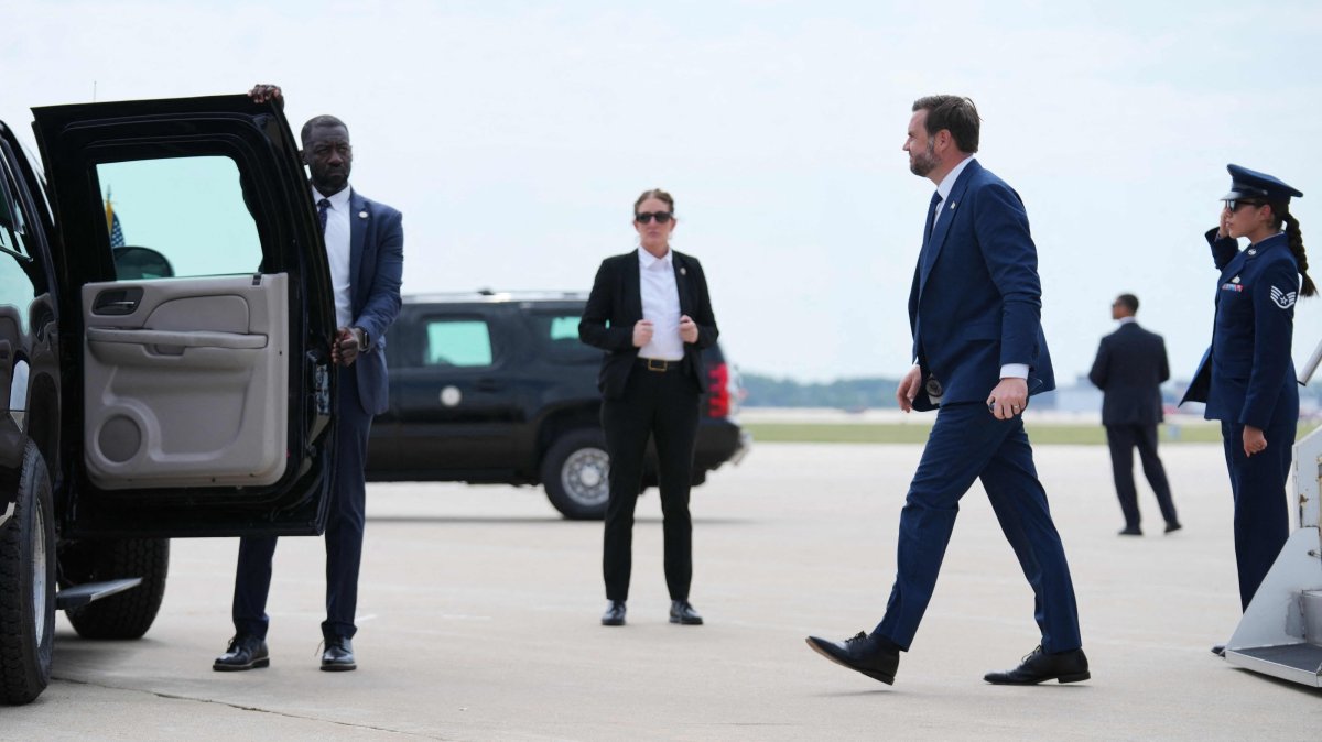 U.S. Vice President JD Vance walks to his motorcade after exiting Air Force Two upon arrival at Milwaukee Mitchell International Airport, Milwaukee, Wisconsin, U.S., July 8, 2026. (AFP Photo)