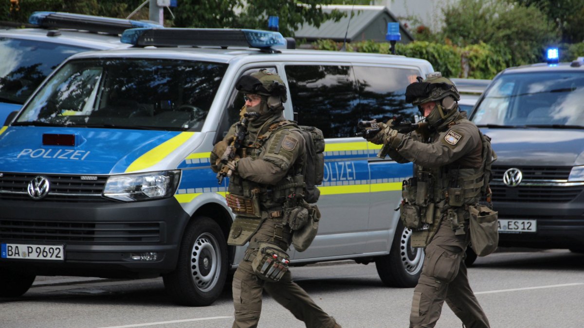Special police walk toward a suspected hostage-taking situation in a bank in Regensburg, Germany, July 23, 2026. (Reuters Photo)