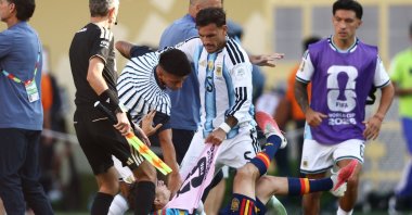 Argentina's Leandro Paredes (C) clashes with Spain's Gavi during the 2026 World Cup football tournament final match between Spain and Argentina at the New York/New Jersey Stadium, East Rutherford, U.S., July 19, 2026. (AFP Photo)