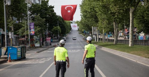 Police set up checkpoints, Istanbul, Türkiye, May 19, 2020.  (Getty Images Photo)