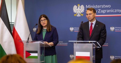 Palestinian Foreign Minister Varsen Aghabekian Shahin (L) and Poland's Foreign Minister Radoslaw Sikorski (R) hold a joint press conference after their meeting in the ministry building in Warsaw, Poland, July 10, 2026. (AFP Photo)