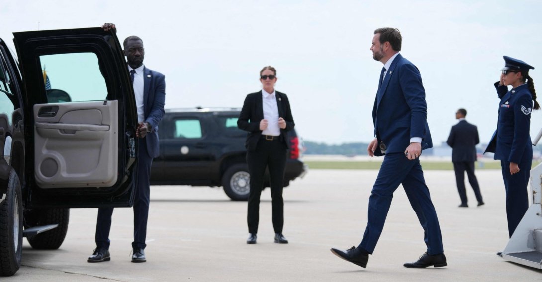 U.S. Vice President JD Vance walks to his motorcade after exiting Air Force Two upon arrival at Milwaukee Mitchell International Airport, Milwaukee, Wisconsin, U.S., July 8, 2026. (AFP Photo)