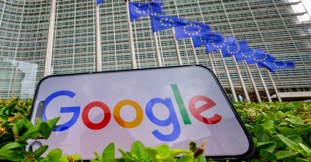 A general view shows a Google logo on a smartphone screen in front of the European Commission building, Brussels, Belgium, July 23, 2026. (EPA Photo)
