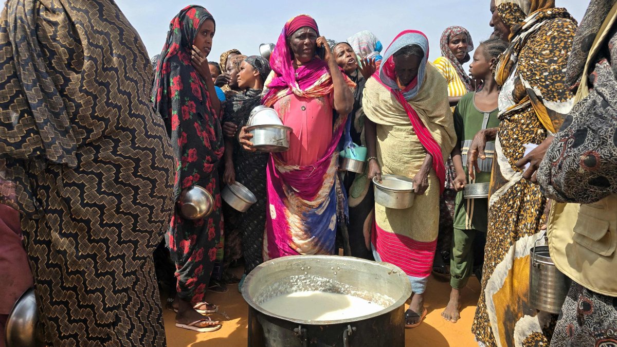 Sudanese women gather for a hot meal in al-Rahmaniyah camp for displaced people, near the city of El-Obeid, Kordofan, Sudan, July 7, 2026. (AFP Photo)