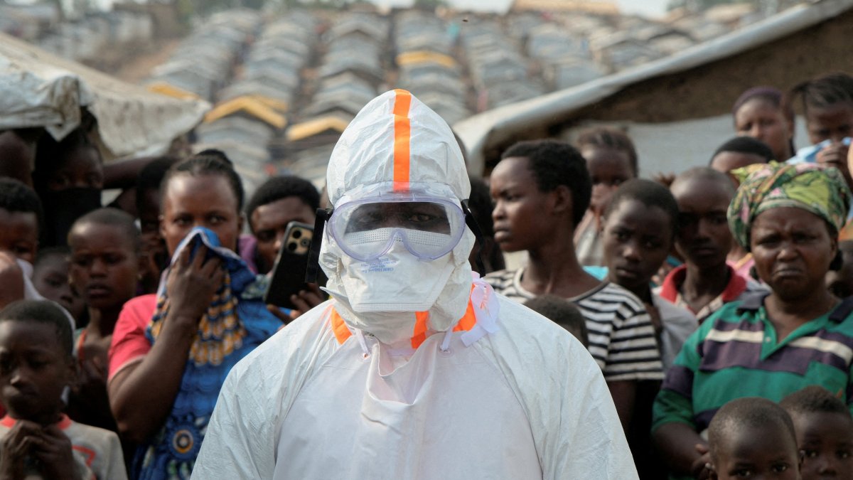 Ebola outbreak tops 1,000 deaths as containment efforts intensify