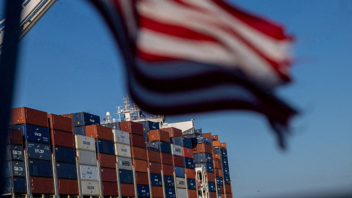 A cargo ship full of shipping containers is seen at the port of Oakland, California, U.S., Aug. 4, 2025. (Reuters Photo)