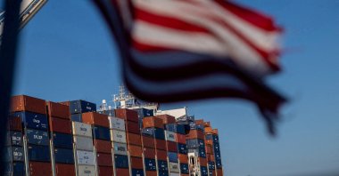 A cargo ship full of shipping containers is seen at the port of Oakland, California, U.S., Aug. 4, 2025. (Reuters Photo)