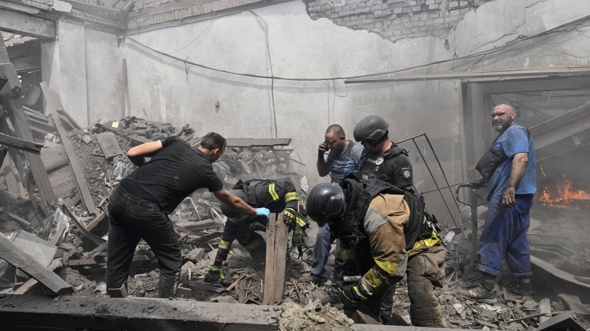 Rescuers and employers work at a site of the drinking water delivery company hit by a Russian air strike, amid Russia's attack on Ukraine, Zaporizhzhia, Ukraine, July 25, 2026. (Reuters Photo)