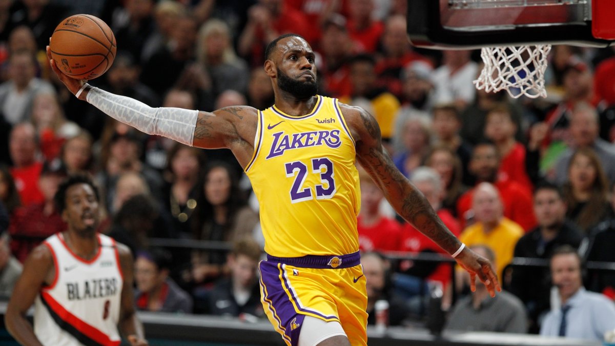 Los Angeles Lakers' LeBron James goes to the basket for a dunk in the first half of the NBA basketball game between the Portland Trail Blazers and the Los Angeles Lakers at the Moda Center, Portland, U.S., Oct. 18, 2018. (EPA Photo)