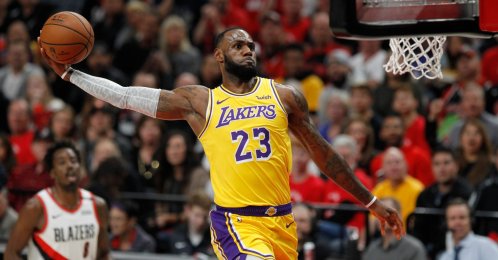 Los Angeles Lakers' LeBron James goes to the basket for a dunk in the first half of the NBA basketball game between the Portland Trail Blazers and the Los Angeles Lakers at the Moda Center, Portland, U.S., Oct. 18, 2018. (EPA Photo)