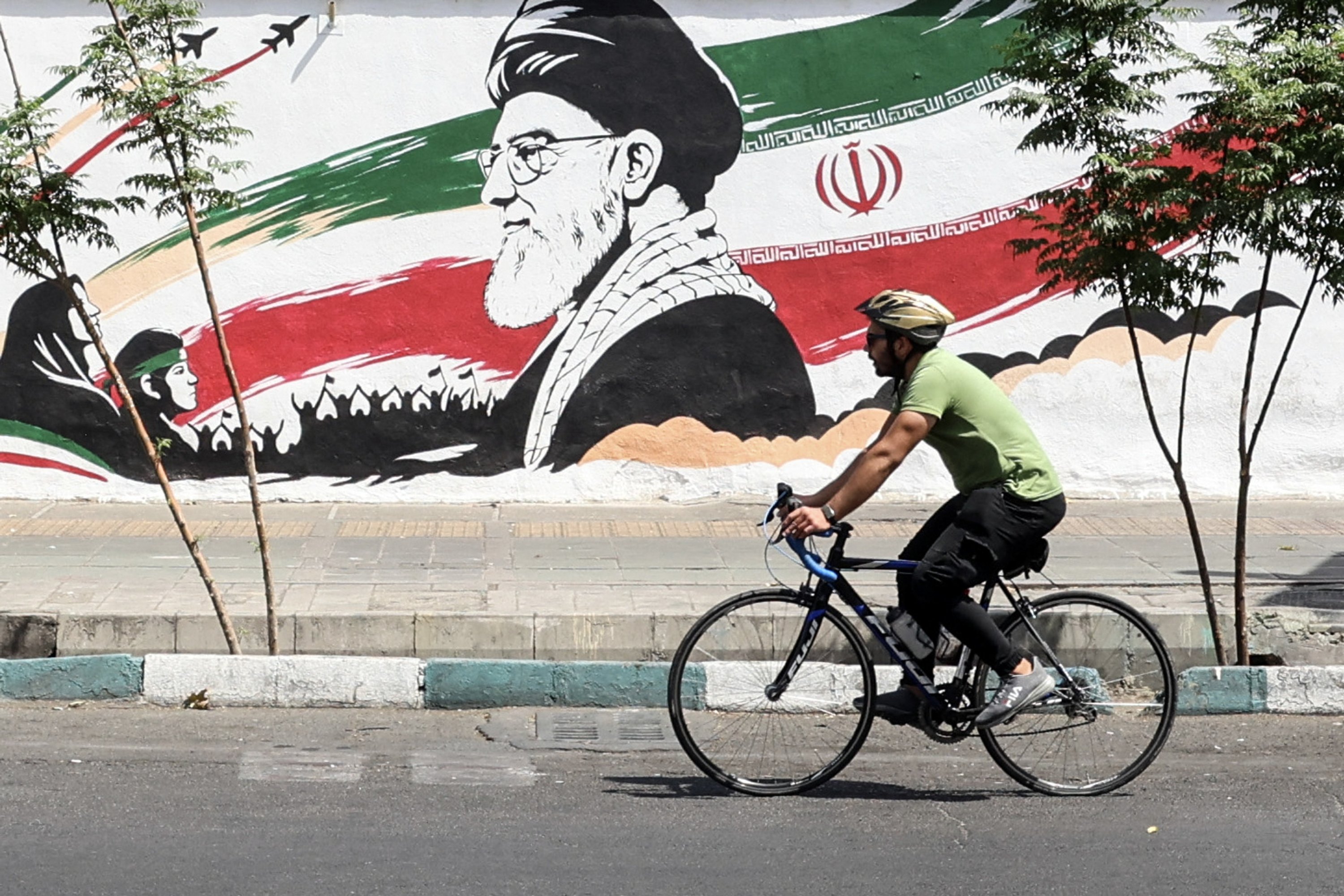 Mediators intensify US-Iran diplomacy after Trump orders 'pause' in strikes: Sources