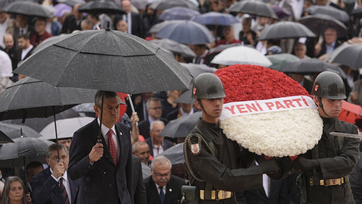 YP Chair Özgür Özel (L) visits the mausoleum of Atatürk as two honor guards carry a wreath of the party, Ankara, Türkiye, July 25, 2026. (AA Photo)