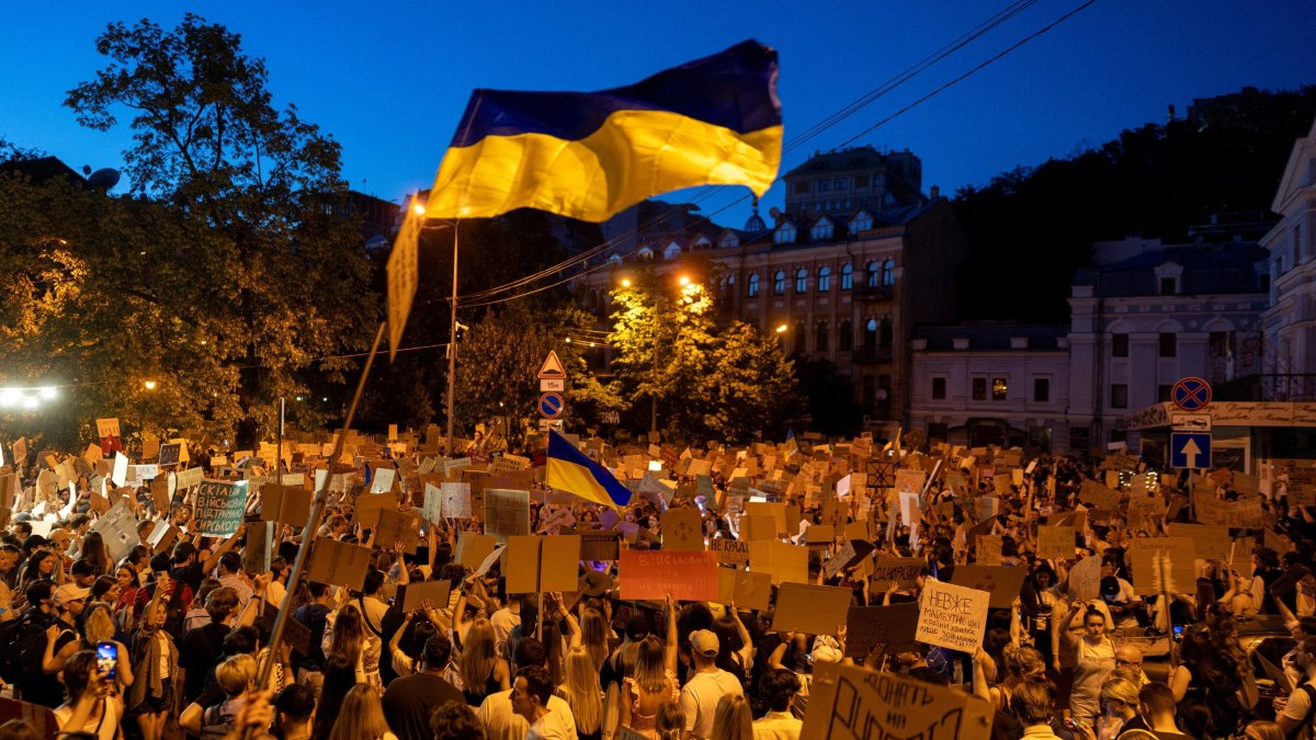 People protest against Ukrainian President Volodymyr Zelenskyy's decision to replace Mykhailo Fedorov as defense minister, Kyiv, Ukraine, July 18, 2026. (Reuters Photo)