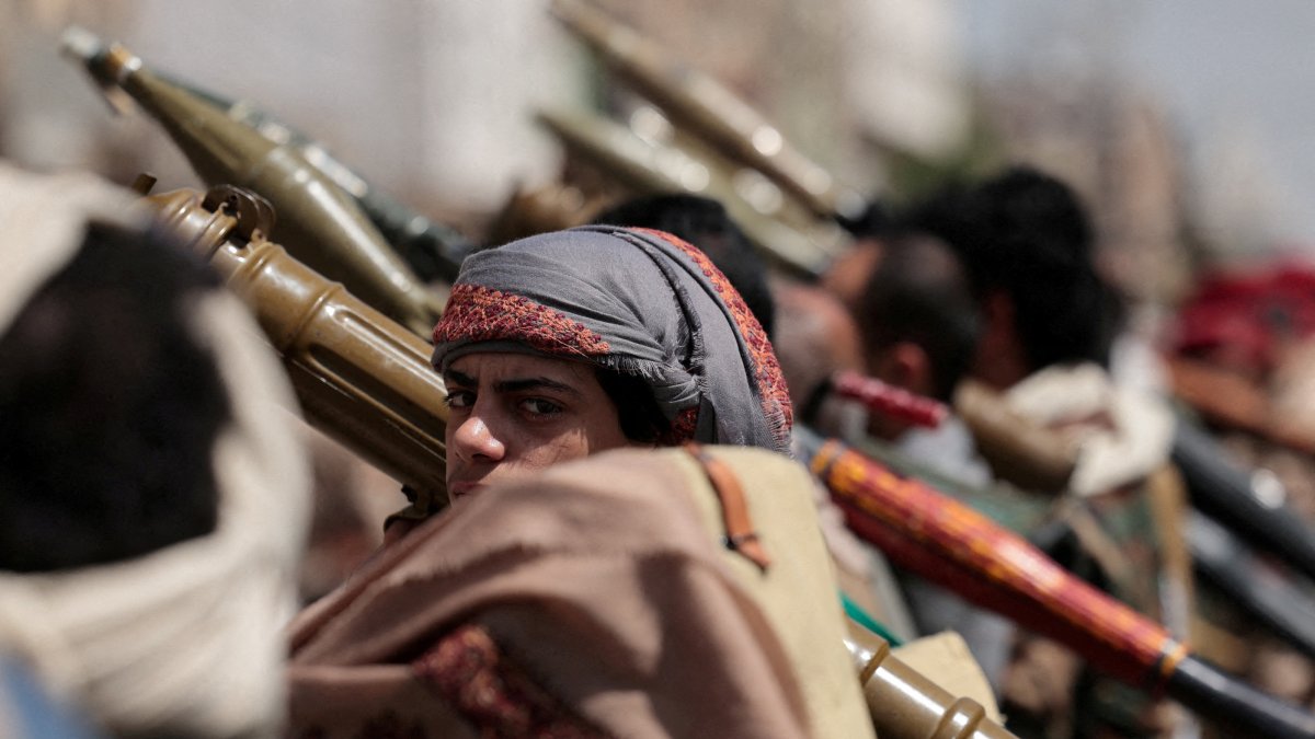 A Houthi follower looks on during a pro-Iran demonstration, Sanaa, Yemen, April 6, 2026. (Reuters File Photo)