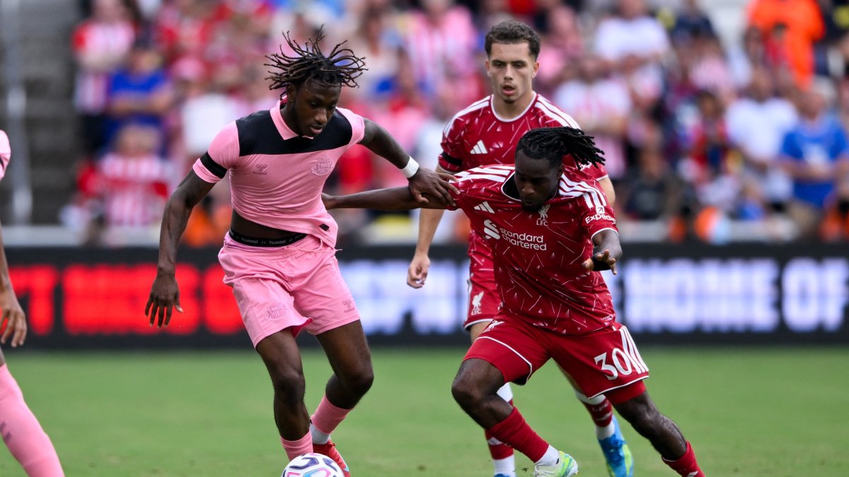 Sunderland forward Romaine Mundle (L) and Liverpool defender Jeremie Frimpong vie for the ball during a friendly in Nashville, Tennessee, U.S., July 25, 2026. (Reuters Photo)