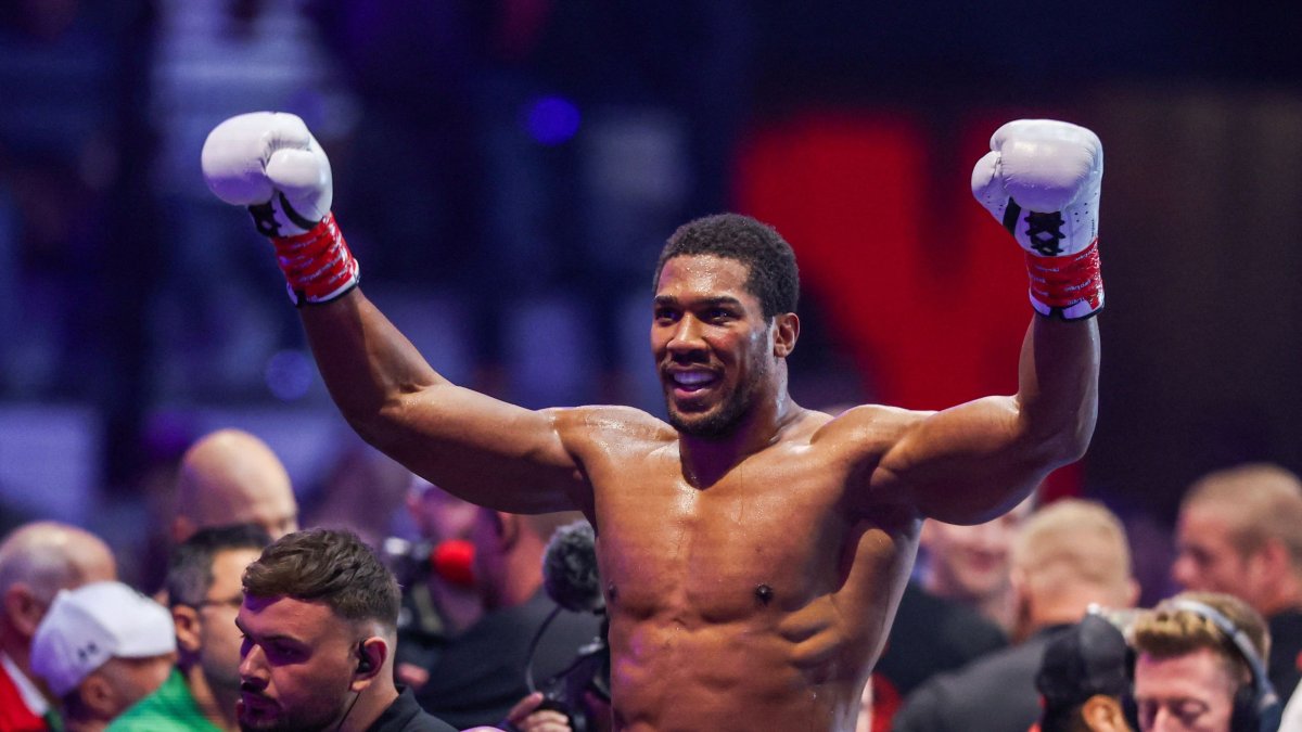 British boxer Anthony Joshua celebrates winning against Albania's Kristian Prenga in their heavyweight boxing fight in Jeddah, Saudi Arabia, July 26, 2026. (AFP Photo)