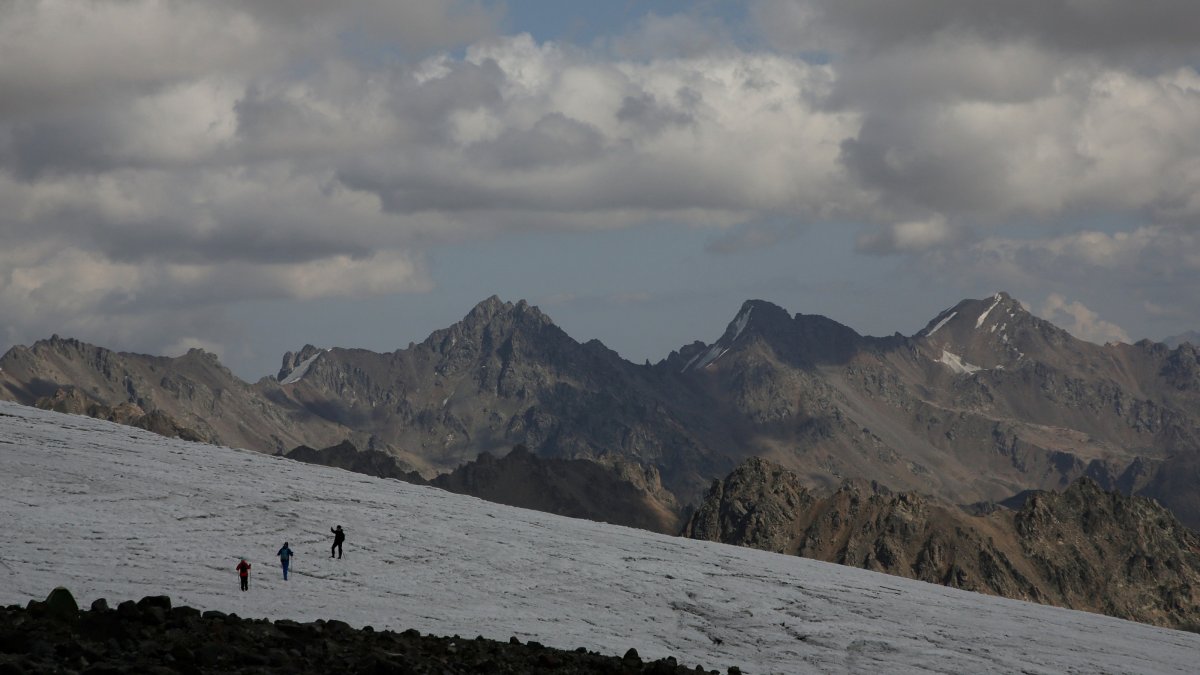 This file photo shows people walking on the slope of Mount Elbrus in Russia, Sept. 24, 2020. (Reuters Photo)