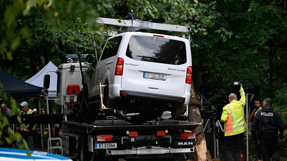 Police get the van lifted on a truck to remove it in the Tiergatren Park in Berlin, July 26, 2026. (AFP Photo)