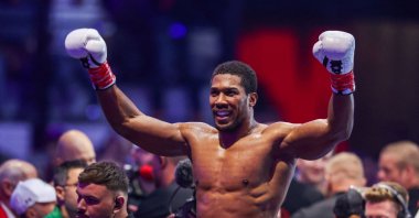 British boxer Anthony Joshua celebrates winning against Albania's Kristian Prenga in their heavyweight boxing fight in Jeddah, Saudi Arabia, July 26, 2026. (AFP Photo)
