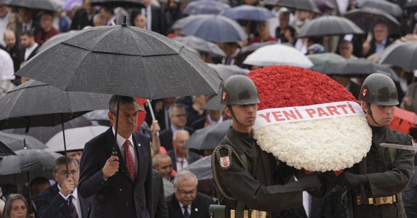 YP Chair Özgür Özel (L) visits the mausoleum of Atatürk as two honor guards carry a wreath of the party, Ankara, Türkiye, July 25, 2026. (AA Photo)