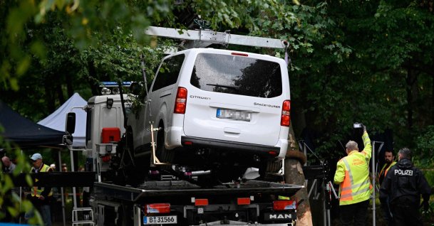Police get the van lifted on a truck to remove it in the Tiergatren Park in Berlin, July 26, 2026. (AFP Photo)