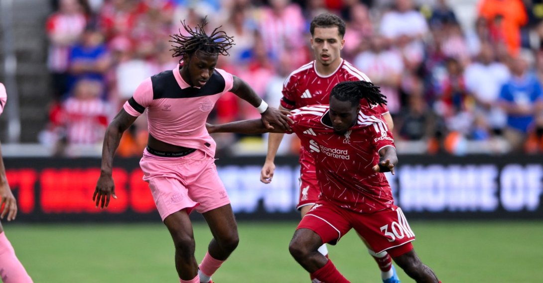 Sunderland forward Romaine Mundle (L) and Liverpool defender Jeremie Frimpong vie for the ball during a friendly in Nashville, Tennessee, U.S., July 25, 2026. (Reuters Photo)