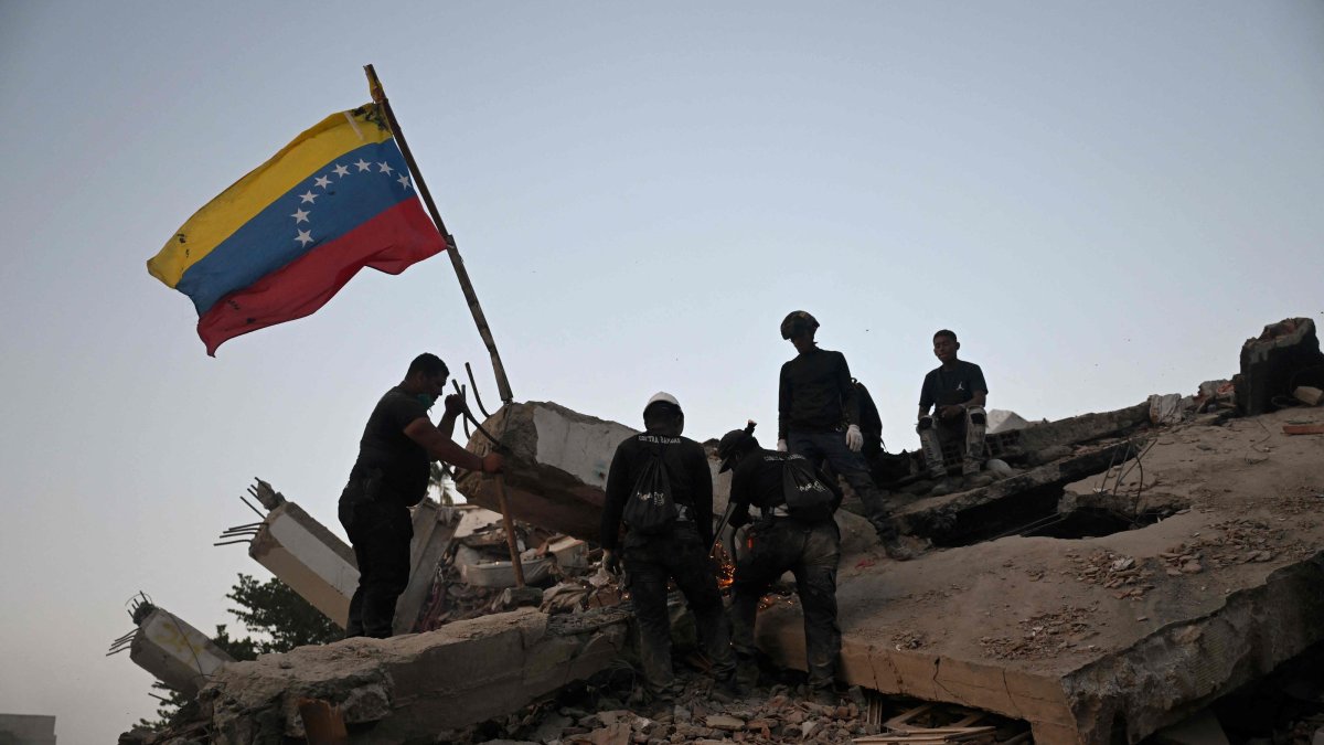 Rescue teams search for bodies amid the rubble of an Obras del Poder Popular (OPP) building, Caraballeda, Venezuela, July 24, 2026. (AFP Photo)