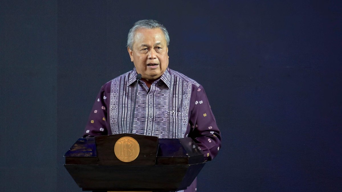 Governor of Bank Indonesia Perry Warjiyo presents his paper on monetary policy during an annual meeting, Jakarta, Indonesia, Nov. 28, 2025. (AFP Photo)