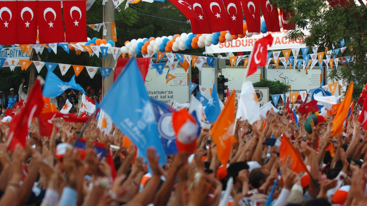 Turkish people wave flags of the ruling Justice and Development Party (AK Party), Diyarbakır, Türkiye, June 24, 2007. (Getty Images Photo)