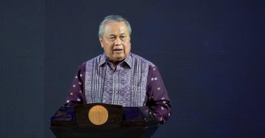 Governor of Bank Indonesia Perry Warjiyo presents his paper on monetary policy during an annual meeting, Jakarta, Indonesia, Nov. 28, 2025. (AFP Photo)