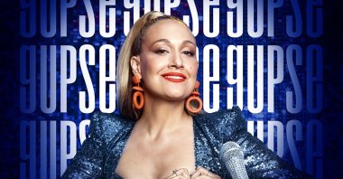 Actor and screenwriter Gupse Özay appears on the cover of Aşka Yorumlanan Şarkılar, an album inspired by real Amazon customer reviews. (Photo courtesy of Hakan Uç)