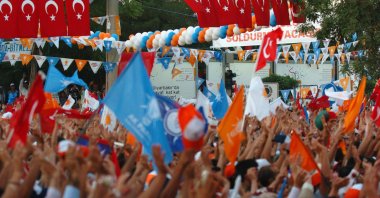 Turkish people wave flags of the ruling Justice and Development Party (AK Party), Diyarbakır, Türkiye, June 24, 2007. (Getty Images Photo)