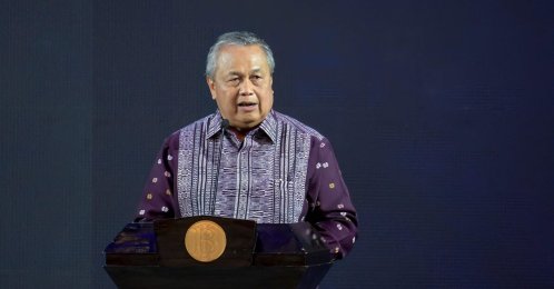 Governor of Bank Indonesia Perry Warjiyo presents his paper on monetary policy during an annual meeting, Jakarta, Indonesia, Nov. 28, 2025. (AFP Photo)