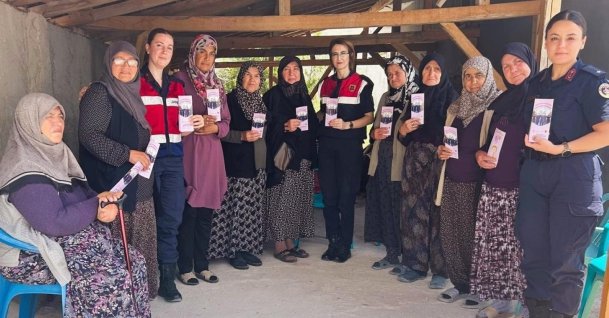 Women receive information about the KADES emergency application, Kütahya, Türkiye, July 17, 2026. (IHA Photo)