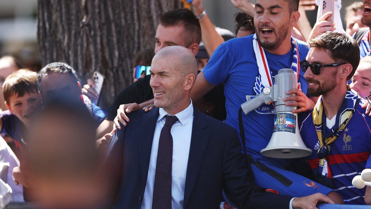 Zinedine Zidane with fans after being unveiled as the new head coach of the France men's football team, Paris, France, July 28, 2026. (Reuters Photo)