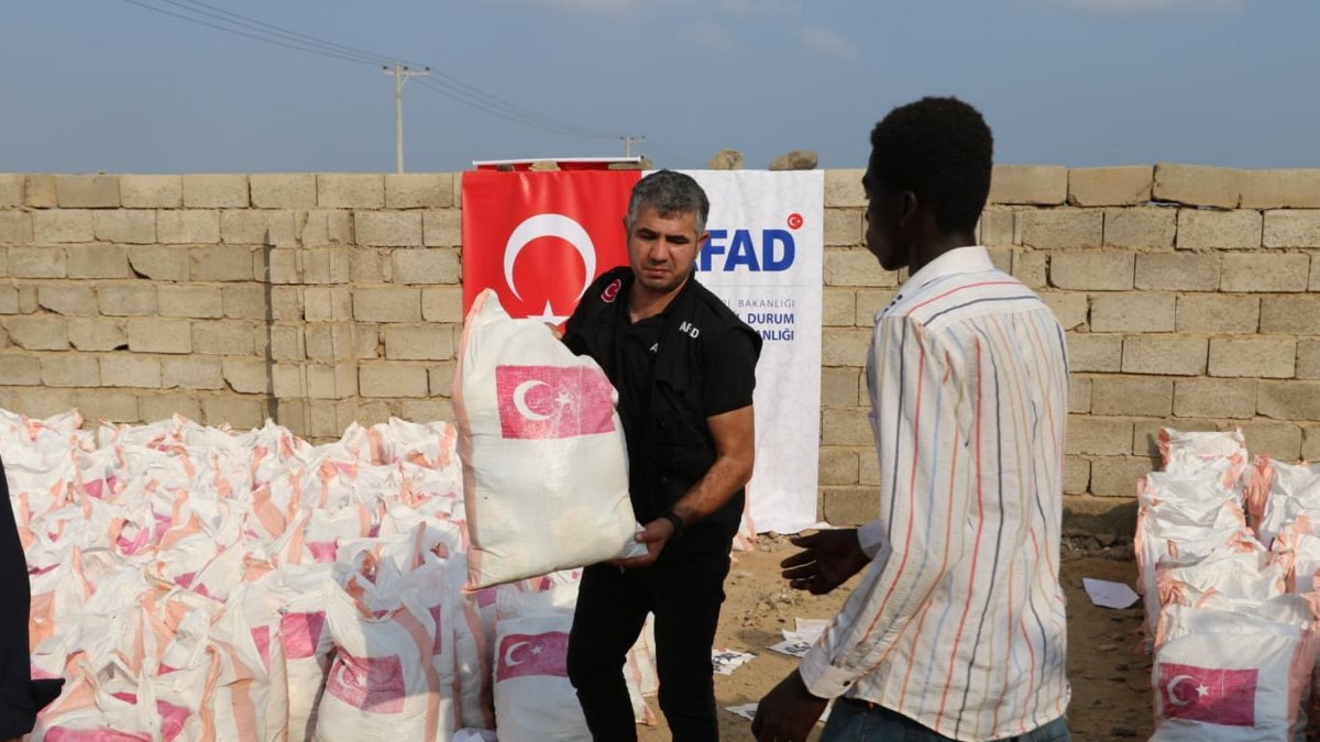 Disaster and Emergency Management Authority (AFAD) team members distribute food packages to displaced families in camps near Port Sudan, Sudan, Nov. 8, 2025. (AA Photo)