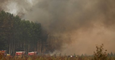 Forest fires intensify as teams try to control the blazes, Gironde, France, July 27, 2026. (AA Photo) 