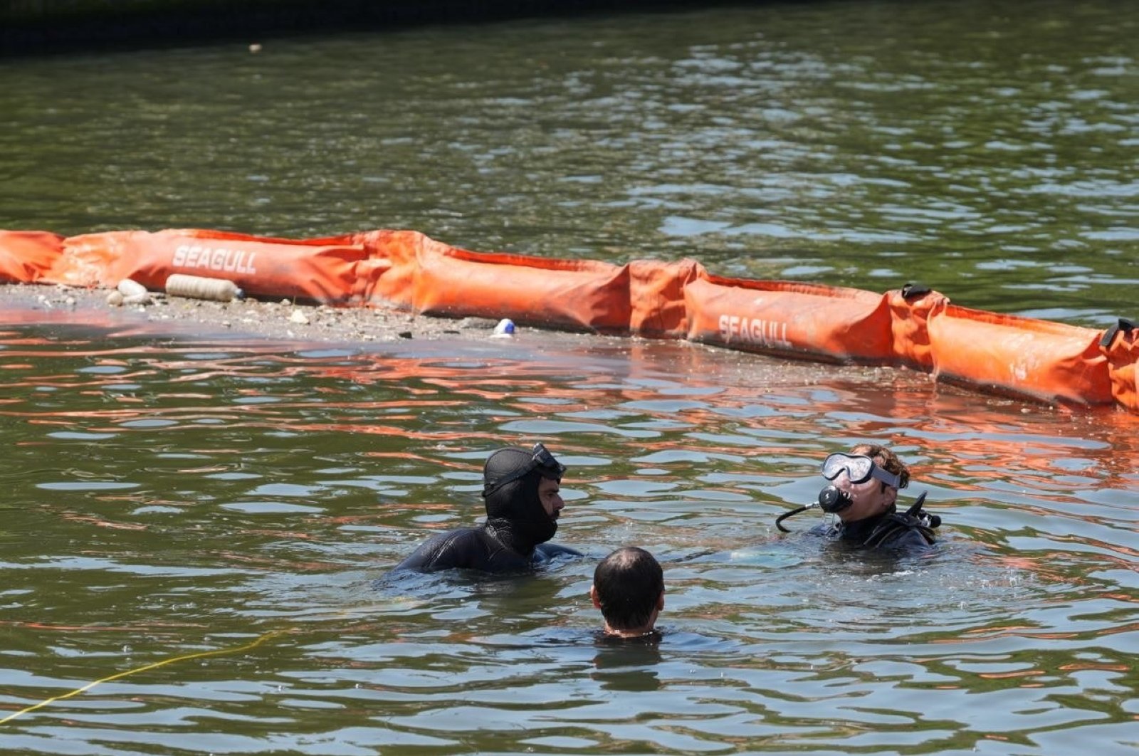 AK Party raises awareness to Golden Horn pollution under CHP | Daily Sabah