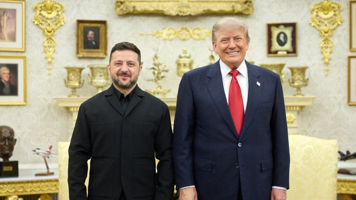 Ukraine's President Volodymyr Zelenskyy (L) and U.S. President Donald Trump pose for a photo during their meeting in Washington, D.C., July 28, 2026. (AFP Photo)