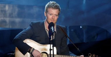 Glen Hansard performs "Falling Slowly" during the 80th annual Academy Awards, Hollywood, U.S., Feb. 24, 2008. (Reuters Photo)