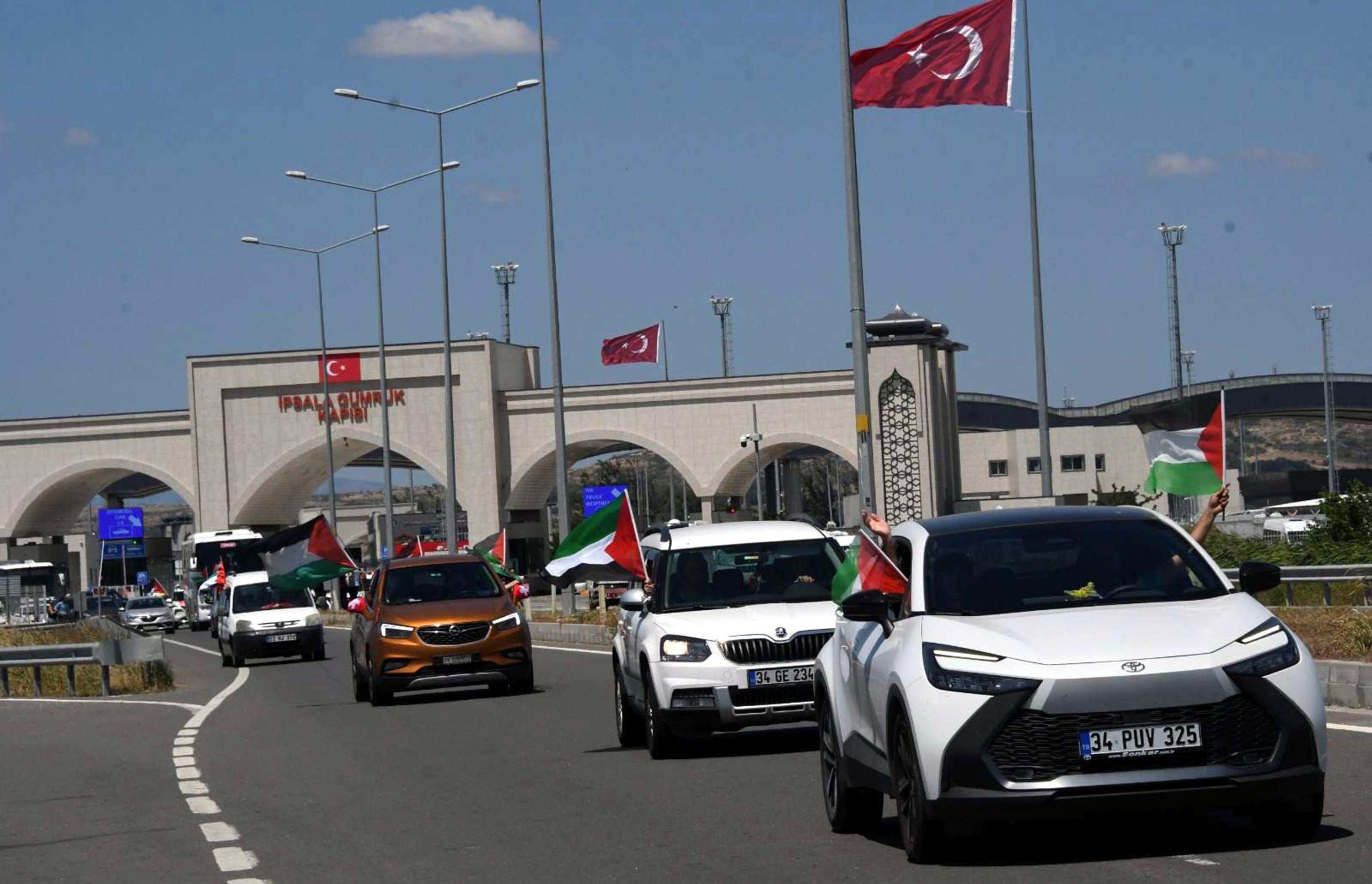 Turkish, int’l activists set out for Palestine by land