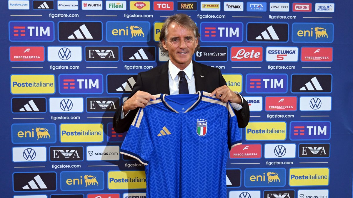 Returning head coach Roberto Mancini (R) poses during a press conference, Rome, Italy, 29 July 2026. (EPA Photo)