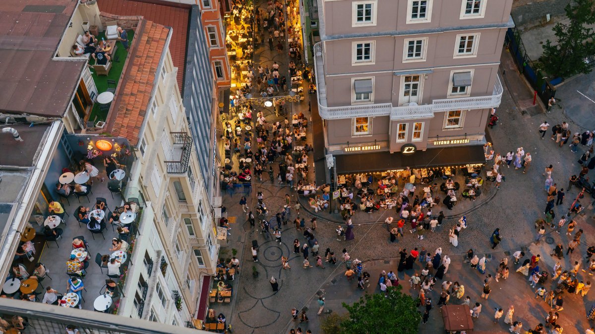 A drone view shows people enjoying outdoor dining in Istanbul, Türkiye, June 9, 2026. (Shutterstock Photo)