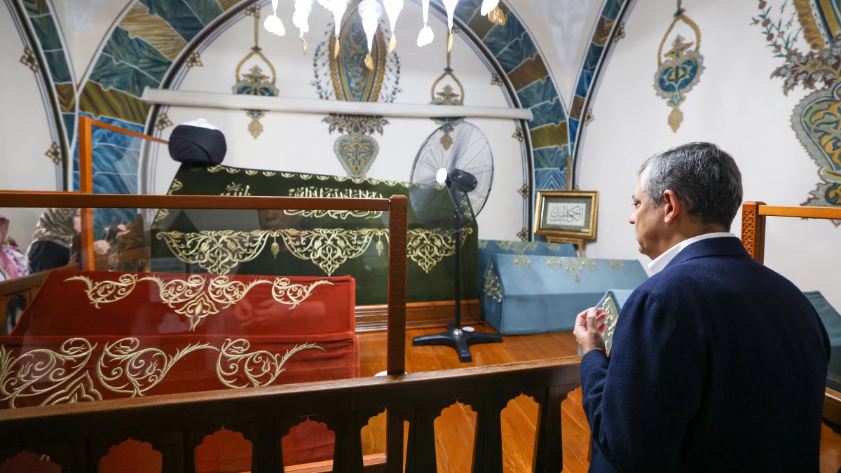 YP Chair Özgür Özel prays at the tomb of Muslim mystic Hacı Bayram-ı Veli, Ankara, Türkiye, July 24, 2026. (Photo by Ali Ekeyılmaz)