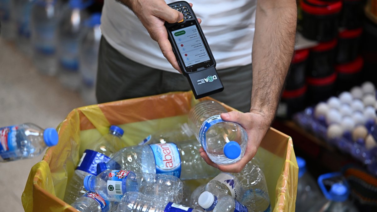 Bottles being scanned by the Mobile DOA device, Istanbul, Türkiye, July 30, 2026. (AA Photo) 
