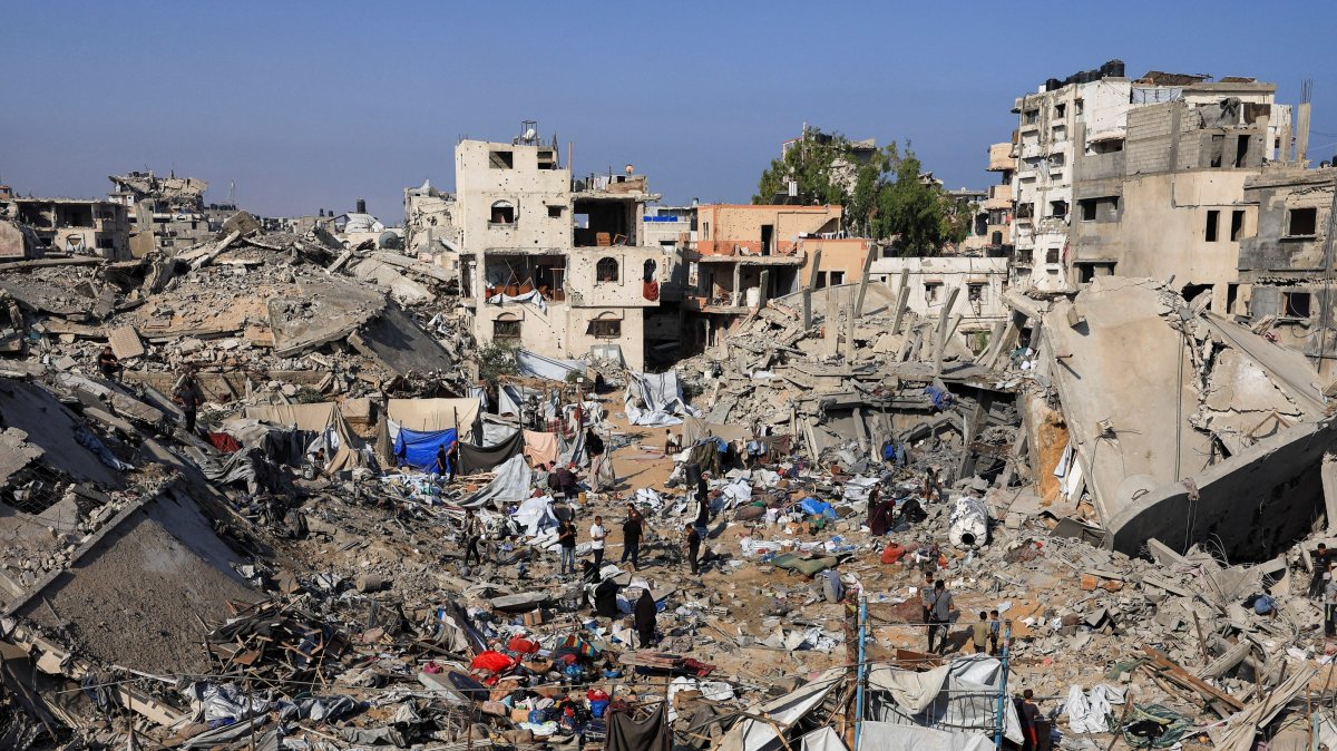 Palestinians inspect the site of Wednesday's Israeli strike on a house in Gaza City, July 30, 2026. (Reuters Photo)