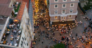 A drone view shows people enjoying outdoor dining in Istanbul, Türkiye, June 9, 2026. (Shutterstock Photo)