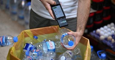 Bottles being scanned by the Mobile DOA device, Istanbul, Türkiye, July 30, 2026. (AA Photo) 