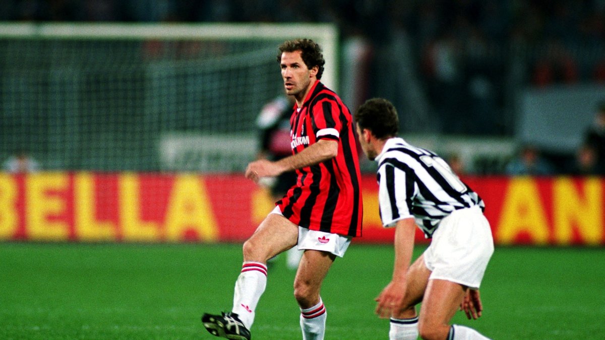 AC Milan's Franco Baresi in action during the Italian Cup semifinal second leg match against Juventus at Stadio Delle Alpi, Turin, Italy, April 14, 1992. (Reuters Photo)
