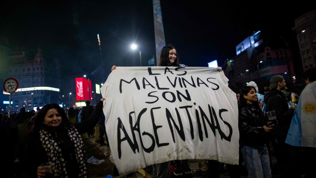 Argentina's fans hold a banner reading "The Malvinas are Argentine" as they gather at the Obelisk, Buenos Aires, Argentina, July 19, 2026. (AFP Photo)